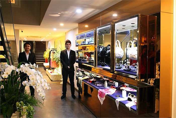 Những góc nhỏ bày rất nhiều đồ hiệu, trang sức có giá trị.