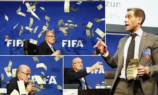 Diễn viên hài Simon Brodkin đã làm gián đoạn buổi họp báo của FIFA vào ngày hôm qua, bằng hành động tạo mưa tiền 'hối lộ' Cựu chủ tịch FIFA - Sepp Blatter. 