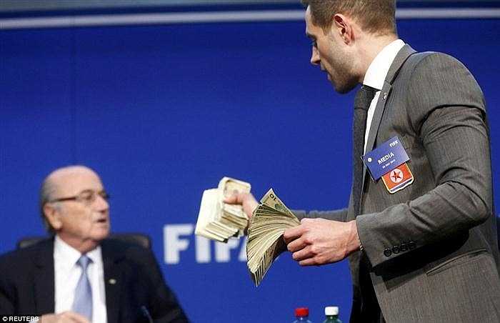 Simon Brodkin cũng trao một cọc tiền đô la âm phủ cho Sepp Blatter với ý mong ông này hãy tổ chức World Cup 2026 ở Bắc Triều Tiên. 