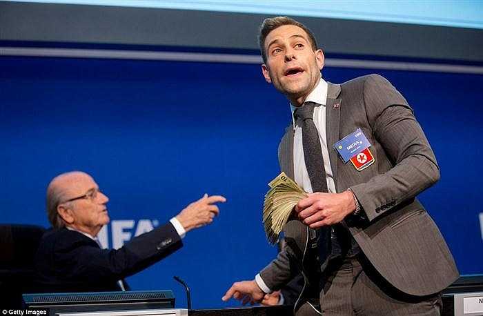 Trên tài khoản Twitter @Jason9Bent, Simon cũng cho đăng tải thông điệp: 'Thật vui khi có mặt tại họp báo của FIFA cùng Sepp Blatter để đảm bảo rằng, World Cup 2026 sẽ tổ chức tại Bắc Triều Tiên'. 