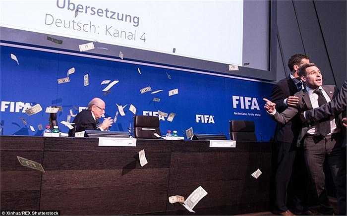 Cuộc họp báo sau đó đã bị tạm hoãn cùng với thái độ bần thần của Sepp Blatter, người vừa mới tái đắc cử chủ tịch FIFA tháng 5 năm nay. Nhưng tuyên bố từ chức không lâu sau đó. 