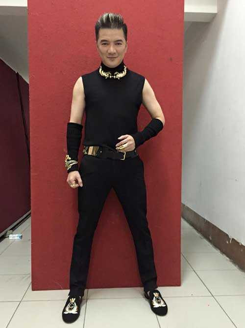 Trang phục gây ra nhiều tranh cãi của Đàm Vĩnh Hưng tại vòng liveshow Giọng hát Việt