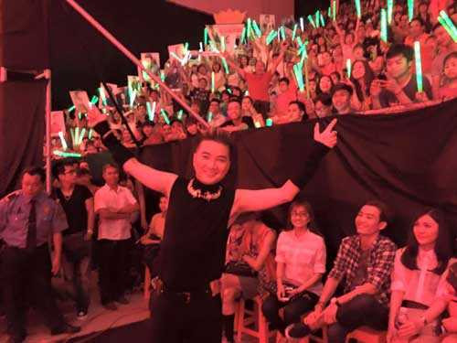 Nhiều người cảm thấy không thuận mắt khi nhìn thấy Mr Đàm mặc áo sát nách trên sóng truyền hình