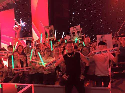 Mr Đàm chụp ảnh cùng người hâm mộ