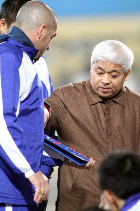 Hình ảnh HLV trưởng Mauricio Luis cầm sa bàn cho bầu Kiên chỉ đạo các cầu thủ HN.ACB đã là một điển tích ở V-League