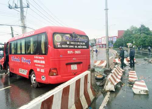 Hơn 20 người kêu cứu trong xe khách bị lật