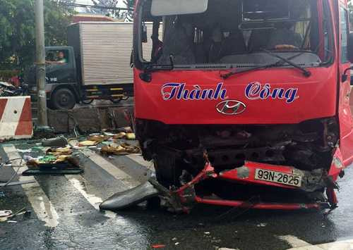 Hơn 20 người kêu cứu trong xe khách bị lật