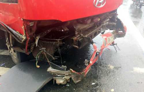 Hơn 20 người kêu cứu trong xe khách bị lật