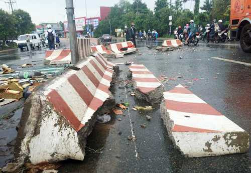 Hơn 20 người kêu cứu trong xe khách bị lật