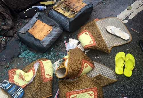 Hơn 20 người kêu cứu trong xe khách bị lật