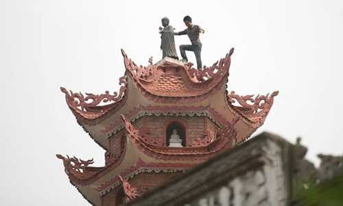 Nam thanh niên nhảy từ đỉnh bảo tháp cao 40 mét xuống đất