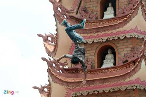 Nam thanh niên nhảy từ đỉnh bảo tháp cao 40 mét xuống đất