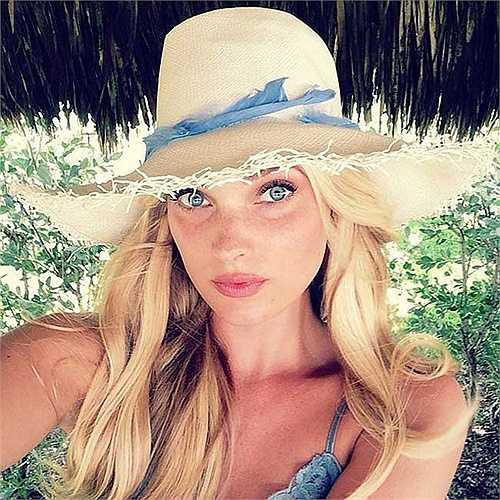 Đôi mắt xanh đẹp tựa hồ thu của mỹ nhân 