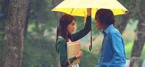 Trong phim có những cảnh lãng mạn được quay dưới mưa gây ấn tượng với khán giả.