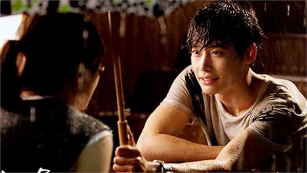 Lee Jong Suk đã chinh phục nhiều khán giả trong bộ phim 'I hear your voice' với cảnh ngồi một mình trầm ngâm trong cơn mưa.