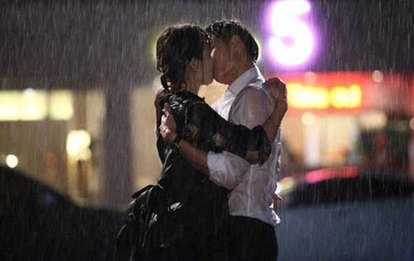Trong phim 'May queen', cặp đôi Cheon Hae Joo và Park Chang Hee thực hiện cảnh hôn trong mưa vô cùng lãng mạn.