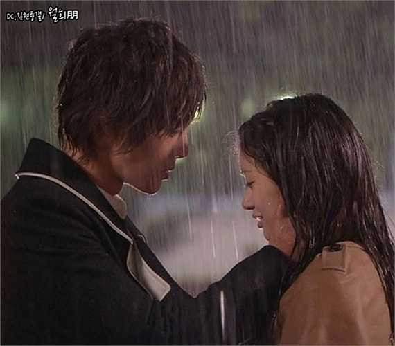 Trong 'Playful kiss', Kim Hyun Joong mang ô cho Jung So Min khi cô xuống trạm xe buýt và một cảnh 'cưỡng hôn' phấn khích khán giả.