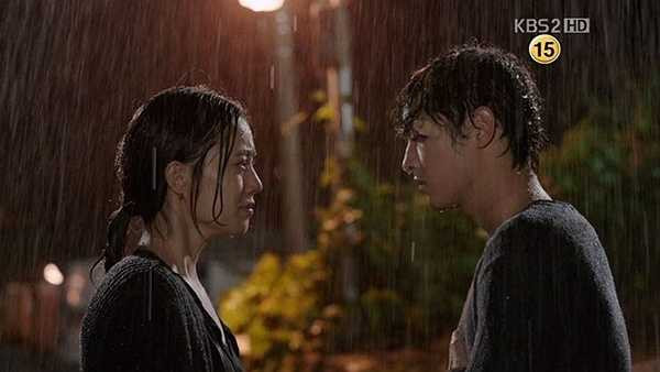 Cảnh thú nhận tình yêu lãng mạn của Eun Ki với Song Joong Ki dưới mưa trong bộ phim 'Nice guy'