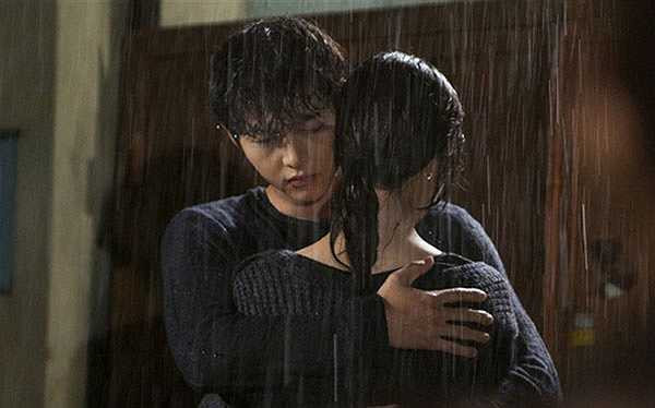 Những lời cầu hôn dưới mưa luôn ngọt ngào, lãng mạn và khó chối từ. (Yang)