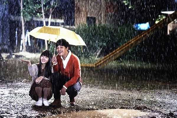 I miss you, bộ phim ngọt ngào, lãng mạn của Hàn Quốc. Han Jung Woo (Yeo Jin Goo) và Lee Soo Yeon (Kim So Hyun) lúc nhỏ từng có nhiều kỷ niệm hạnh phúc với nhau khi che chung ô dưới cơn mưa.