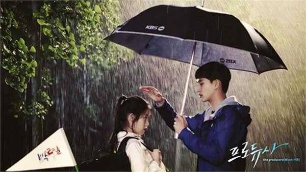 Trong The producer - Hậu trường giải trí, không ít cảnh mưa khiến fan ngất ngây.