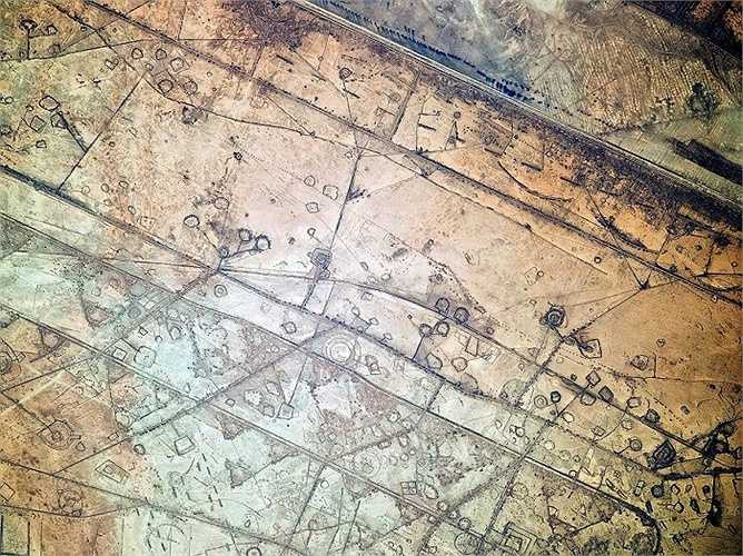 Đường chéo trên cùng là đường biên giữa Iran (trên) và Iraq