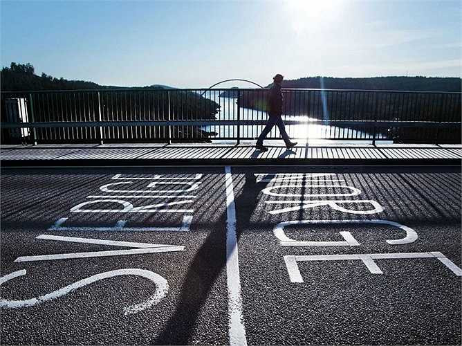 Đường biên giới trên cây cầu Svinesund. Bên trái là Thuỵ Điển, bên phải là Na Uy