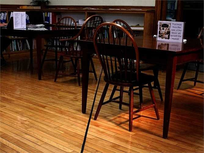 Đường biên giữa Mỹ (trái) và Mexico (phải) nằm ngay trong phòng đọc sách ở thư viện Haskell