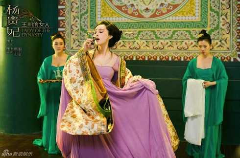 Hình ảnh Phạm Băng Băng uống rượu trong một cảnh quay.