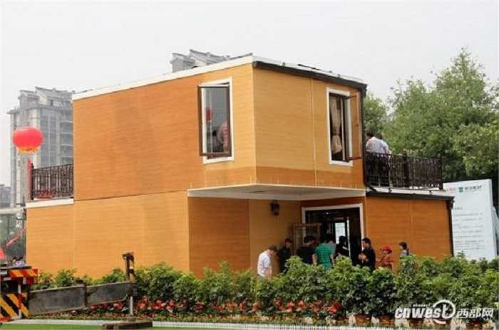 'Khoảng 90 % căn biệt thự được chế tạo ở nhà máy. Sau đó, công nhân vận chuyển đến công trường và lắp ráp', ông An Yongliang, kỹ sư phát triển của công ty thiết kế và sản xuất ngôi nhà nói