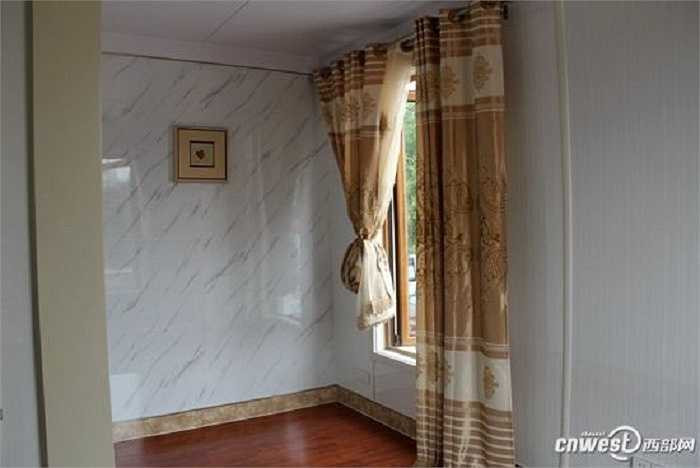 Ngôi nhà được ghép bằng 6 bộ phận, mỗi bộ phận nặng hơn 100 kg. Chi phí nguyên vật liệu khoảng 2,500-3,000 nhân dân tệ cho mỗi mét vuông