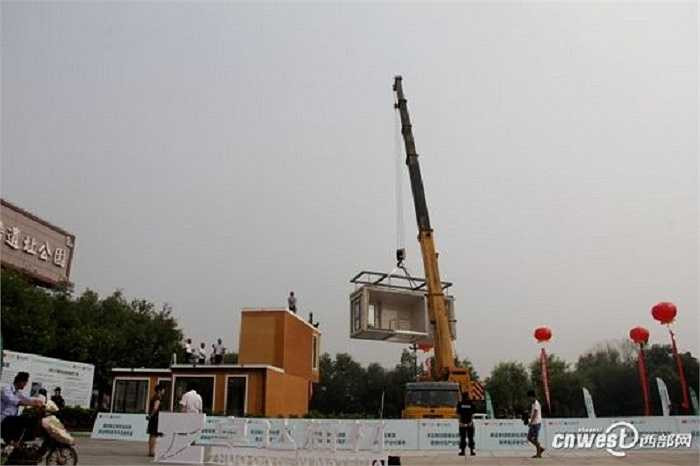 Công nhân dùng cần cẩu nâng các khối của căn nhà để lắp ráp