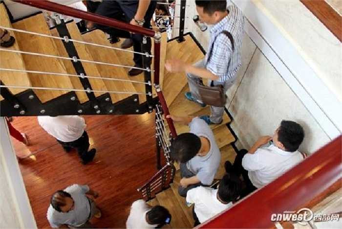 Cầu thang bên trong ngôi nhà