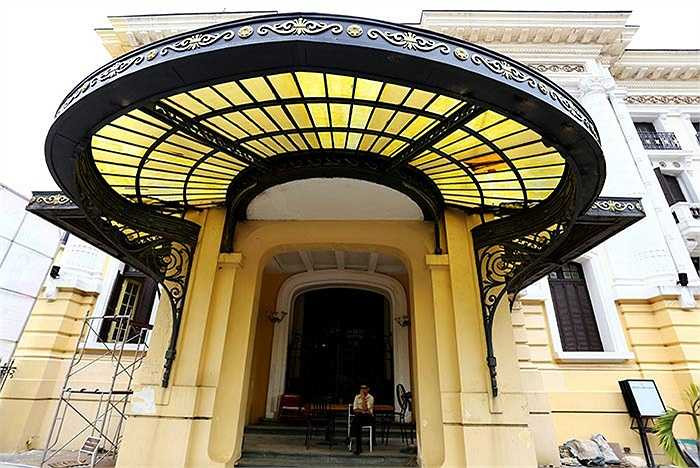 Tuy nhiên, nhiều người cho rằng, màu vàng mới của Nhà hát lớn quá đậm, “chói mắt”, lệch với màu nguyên bản là màu vàng nhạt. Thậm chí, có người còn ví mặt tiền của công trình này giống những ngôi chùa ở Thái Lan hoặc Campuchia, không còn là kiến trúc cổ thời Pháp thuộc.