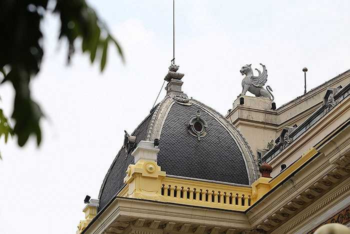 Phần nóc và hai bên hông công trình đang được sơn từng phần.