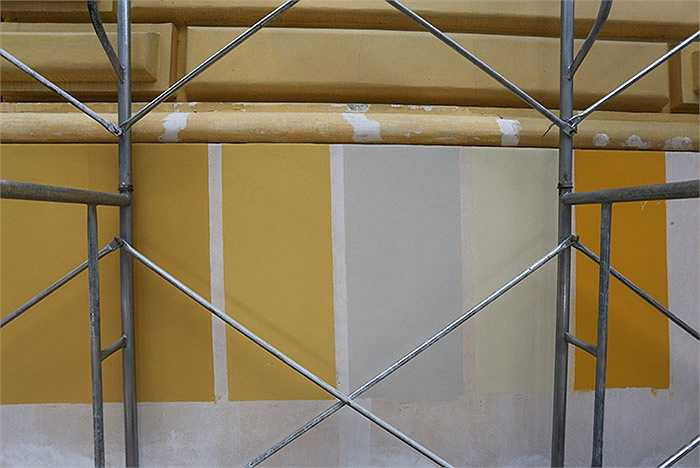 Theo đại diện Ban quản lý Nhà hát lớn, trước khi quyết định màu sơn, ban quản lý đã cho sơn thử hơn 10 mẫu và tham khảo ý kiến các chuyên gia và kiến trúc sư. 