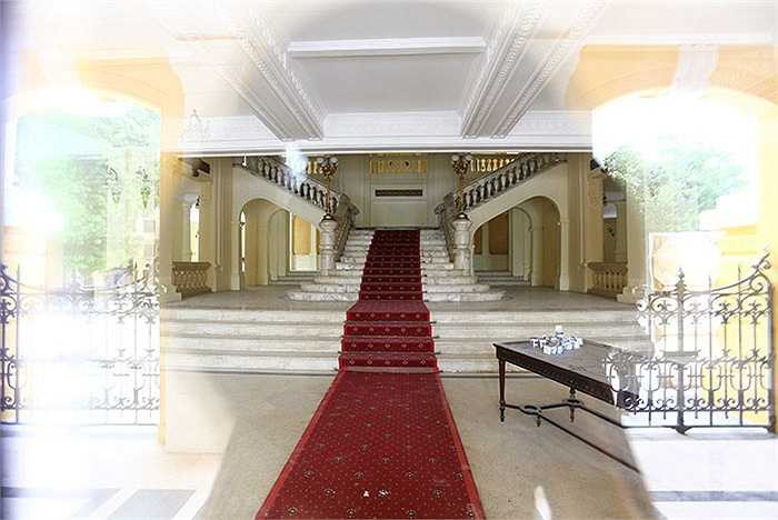 Nhà hát lớn Hà Nội được người Pháp xây dựng năm 1911, theo mẫu Nhà hát Opéra Garnier ở Paris nhưng mang tầm vóc nhỏ hơn và sử dụng các vật liệu phù hợp với điều kiện khí hậu địa phương. Tác phẩm của hai kiến trúc sư Harlay và Broyer mang nhiều màu sắc, đường nét kiến trúc của các nhà hát ở miền Nam nước Pháp.