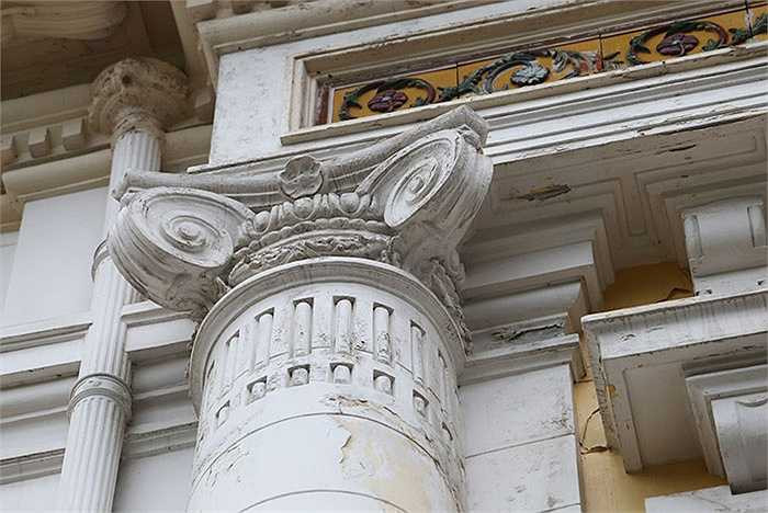 Trải qua hơn 100 năm tồn tại, công trình đã từng xuống cấp trầm trọng, cuộc đại trùng tu Nhà hát lớn gần đây nhất được thực hiện vào năm 1995 và hoàn thành năm 1997.