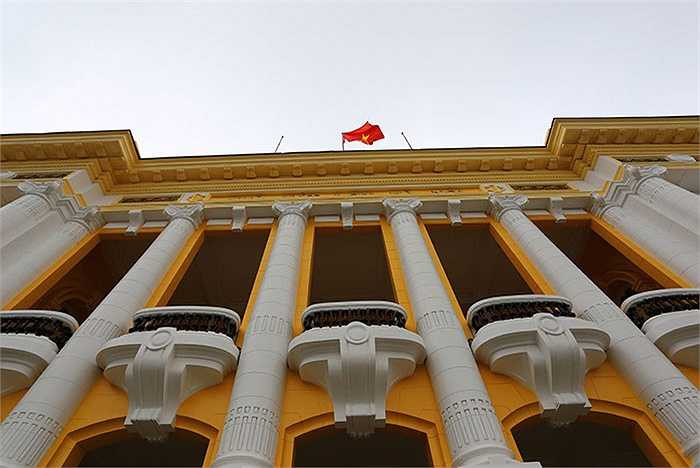 Hiện tại, phía mặt tiền của Nhà hát lớn đã được sơn xong với màu vàng sáng bóng.