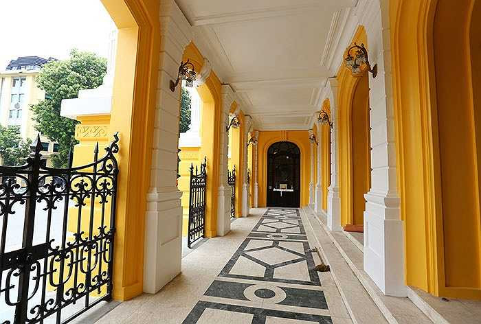 Nhiều người cho rằng màu sơn này có phần 'chói mắt', không hợp với một công trình kiến trúc cổ.