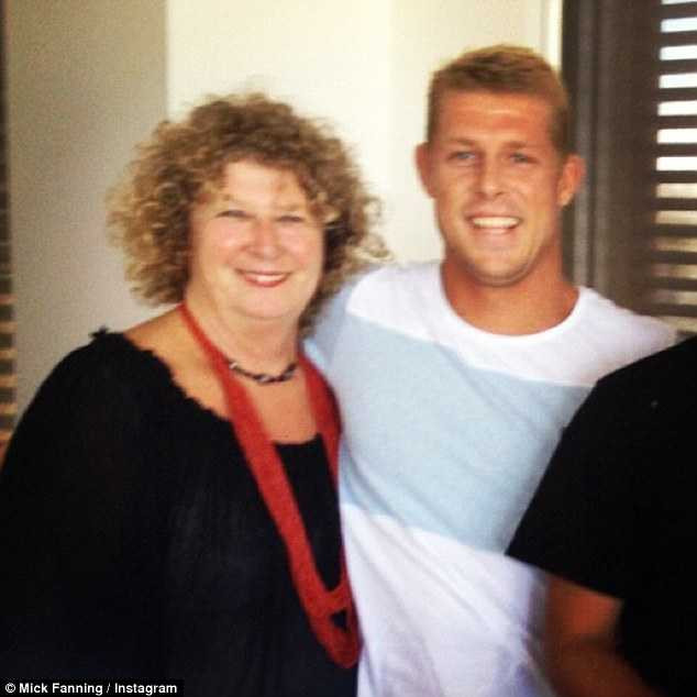 Mick Fanning bên cạnh bà Elizabeth Osborne