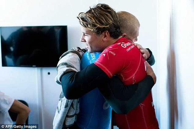 Julian Wilson chỉ biết hành động theo bản năng là cứu giúp Mick Fanning khi sự cố xảy ra, sau đó, anh đã bật khóc cùng người đồng hương