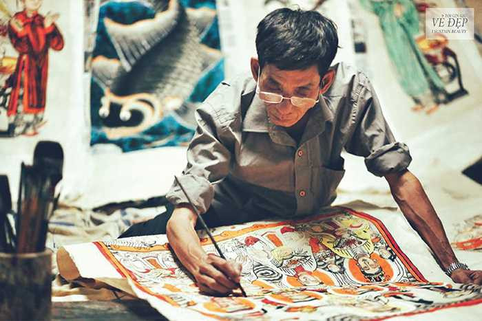 Nghệ nhân Lê Đình Nghiên, người gìn giữ vẻ đẹp tranh Hàng Trống. (Ảnh: Việt Thanh)