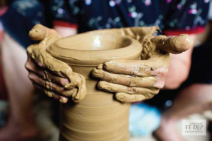 Nghệ nhân gìn giữ vẻ đẹp gốm Hương Canh. (Ảnh: Maika Elan)