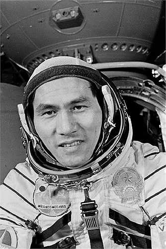 Phi công vũ trụ Phạm Tuân tại trạm huấn luyện. Ảnh: TTXVN