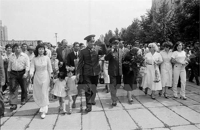 Người thân đón hai nhà du hành vũ trụ trở về tại sân bay Vũ trụ Baikonur ngày 4/8/1980. Ảnh:TTXVN