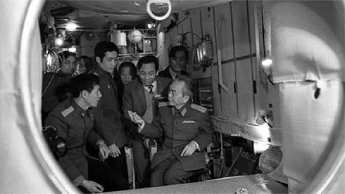 Đại tướng Võ Nguyên Giáp đến động viên các nhà du hành vũ trụ tại Trung tâm đào tạo phi công vũ trụ