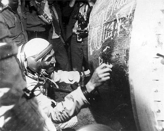 Nhà du hành vũ trụ Phạm Tuân ký tên vào khoang hạ cánh của tàu Liên hợp 37 sau khi trở về Trái đất. Ảnh:TTXVN