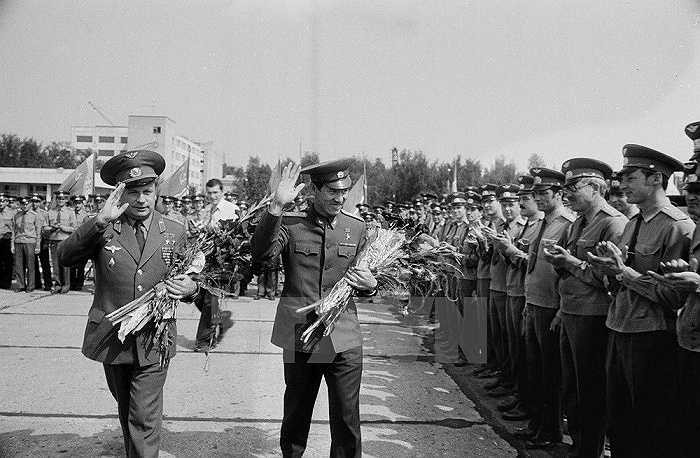Hai nhà du hành vũ trụ trở về tại sân bay Vũ trụ Baikonur ngày 4/8/1980. Ảnh:TTXVN