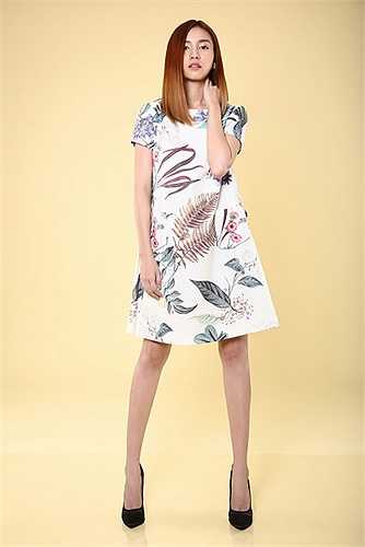 Vẻ đẹp trong trẻo, trẻ trung, văn minh nhưng vẫn đầy ắp sự duyên dáng và nữ tính Châu Á của quán quân Bước nhảy hoàn vũ đã góp phần không nhỏ làm các thiết kế đơn giản thêm nổi bật và sống động